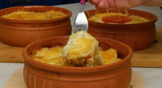 musaca in vas de lut